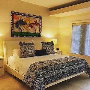 Zimmer mit Kingsize-Bett für Gäste mit Behinderungen